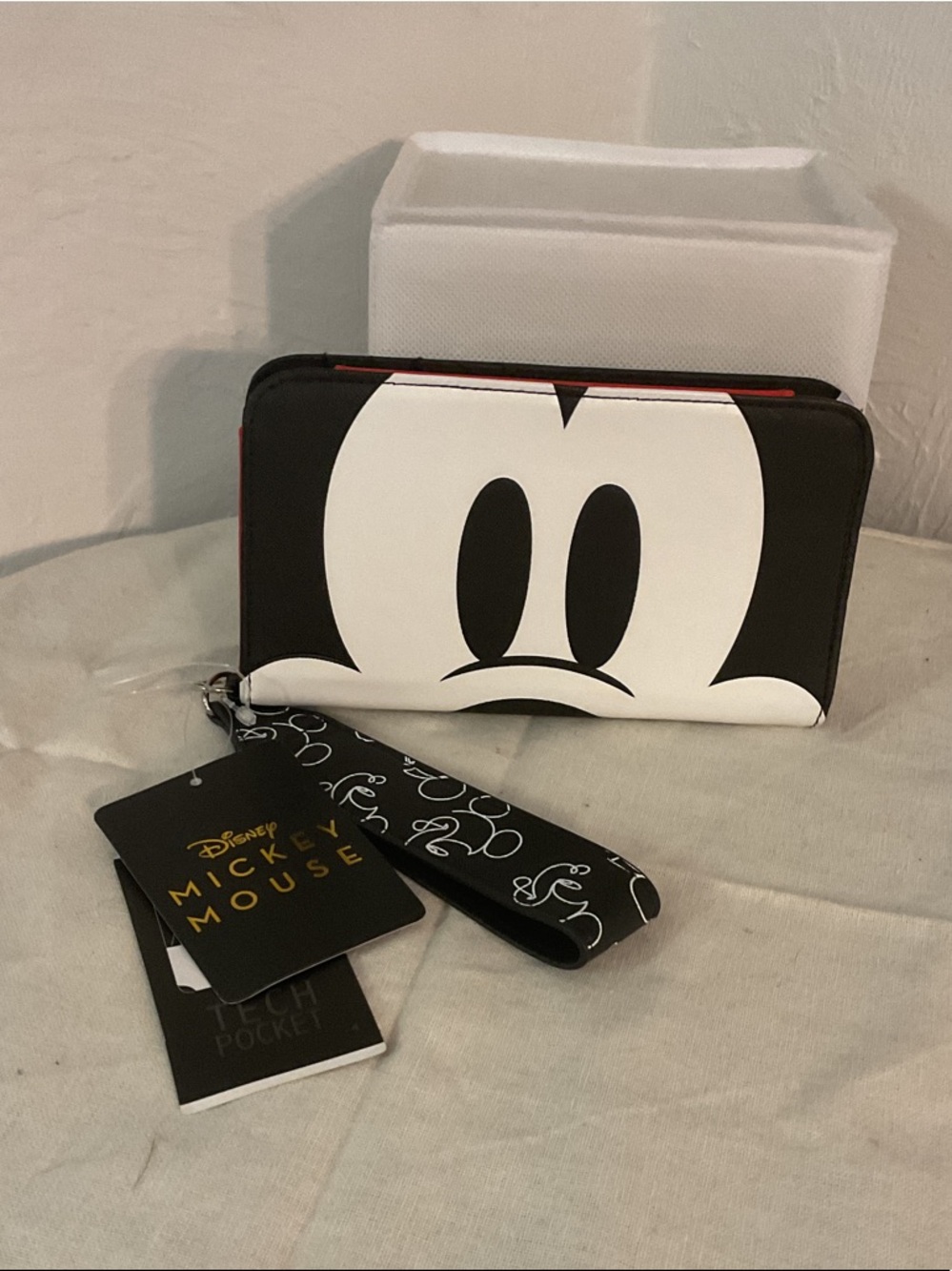 Disney X Bioworld Mickey Mouse Big face Tech Wristlet Wallet 7”x 4” NWT